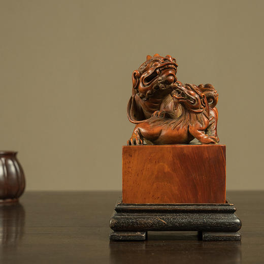 民国 黄杨木雕子母瑞兽钮印章摆件 商品图0