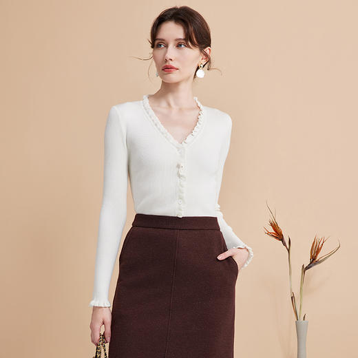 EITIE爱特爱秋新款气质修身高级感木耳边修饰针织衫D2401419 商品图3