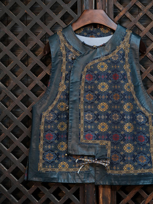 盛唐婧 |中式国风团花纹琵琶襟马甲 商品图2