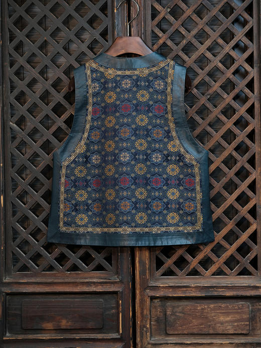 盛唐婧 |中式国风团花纹琵琶襟马甲 商品图6