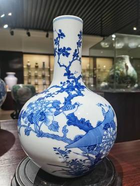 仿清乾隆青花富贵白头天球瓶