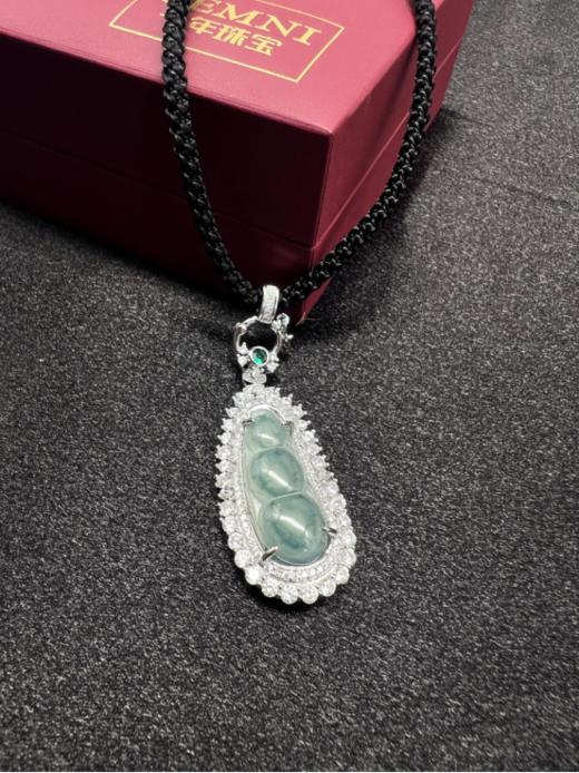 ❗❗❗【千年珠宝】天然镶嵌翡翠福豆吊坠： ✅福豆纳福 福气满满；🎉佩戴温婉雅致，落落大方亲肤细腻舒适  商品图3