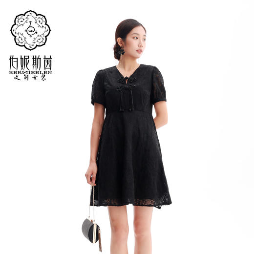 HJ2S38_漆黑色_连衣裙_春夏_复古蕾丝提花 V 领盘扣高腰显瘦通勤气质连衣裙_高级女装_BERNIEELEN 伯妮斯茵 商品图1