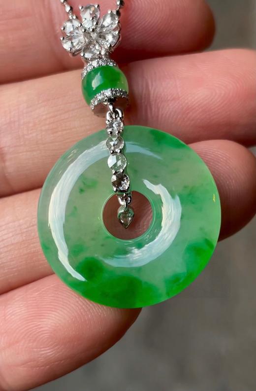 547264 翡翠高冰正阳绿平安扣吊坠 通透水润，玉质细腻，翠色鲜艳，18k金奢华钻石镶嵌 裸石尺寸：21.8-3.7mm 超值价：25580 商品图0