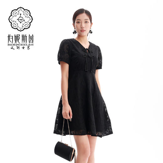 HJ2S38_漆黑色_连衣裙_春夏_复古蕾丝提花 V 领盘扣高腰显瘦通勤气质连衣裙_高级女装_BERNIEELEN 伯妮斯茵 商品图0