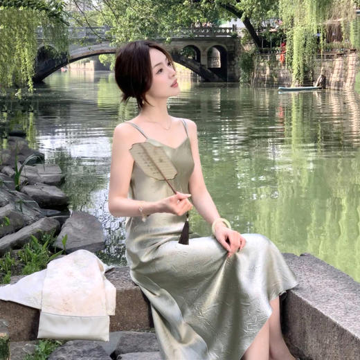 金蘑菇菇 虞美人/3D解构斜裁 醋酸暗纹吊带连衣裙 商品图0