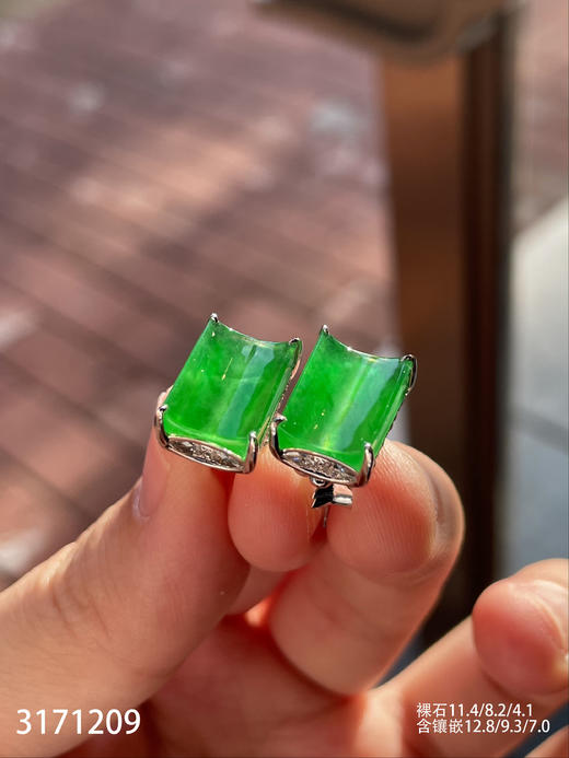 玻璃种艳绿无事牌耳钉【3171209】具体价格微信咨询 商品图2