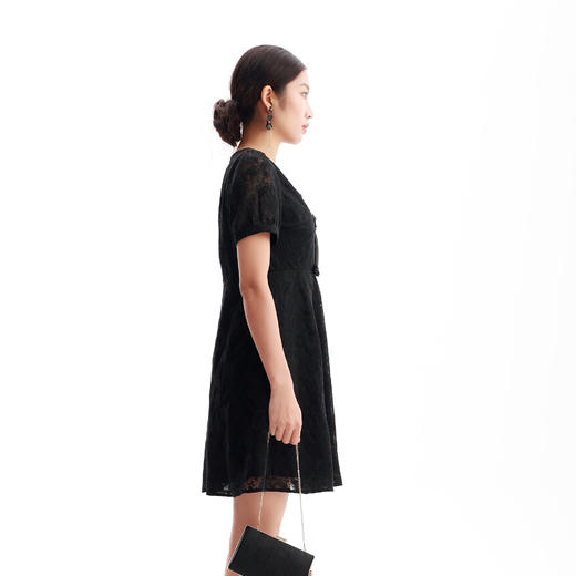 HJ2S38_漆黑色_连衣裙_春夏_复古蕾丝提花 V 领盘扣高腰显瘦通勤气质连衣裙_高级女装_BERNIEELEN 伯妮斯茵 商品图4
