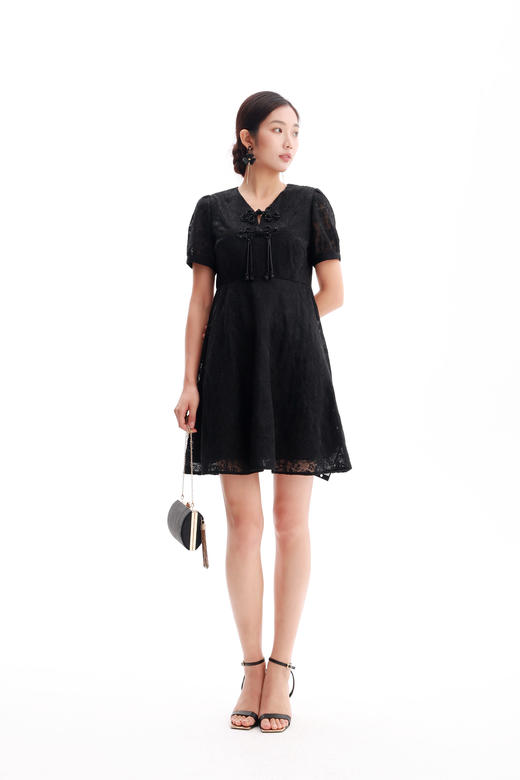 HJ2S38_漆黑色_连衣裙_春夏_复古蕾丝提花 V 领盘扣高腰显瘦通勤气质连衣裙_高级女装_BERNIEELEN 伯妮斯茵 商品图8