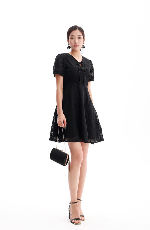 HJ2S38_漆黑色_连衣裙_春夏_复古蕾丝提花 V 领盘扣高腰显瘦通勤气质连衣裙_高级女装_BERNIEELEN 伯妮斯茵 商品图3