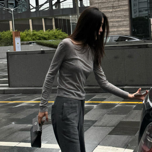 ROMI STUDIO“格雷高知”16针超细水溶羊毛肌理长袖针织T恤431G9147 商品图0