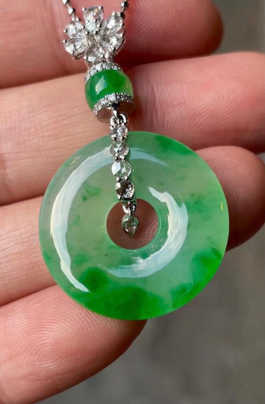 547264 翡翠高冰正阳绿平安扣吊坠 通透水润，玉质细腻，翠色鲜艳，18k金奢华钻石镶嵌 裸石尺寸：21.8-3.7mm 超值价：25580 商品图1