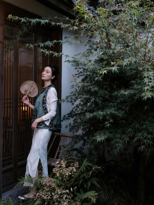 盛唐牡丹 |高货/雪灰三经绞罗香云纱底手绣琵琶襟女坎肩 [特价品] 商品图2