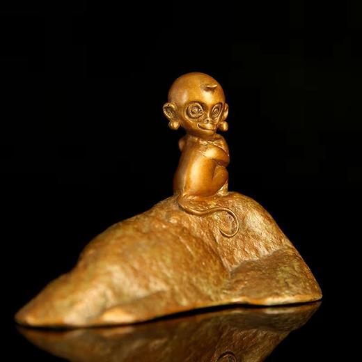 宇达青铜摆件 十二生肖猴《灵猴镇纸》创意装饰 家居工艺摆件  高6.8cm 商品图3