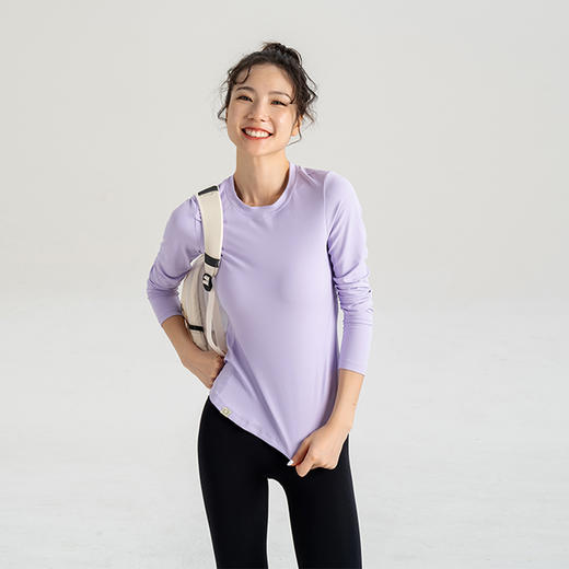 【高弹裸感抗起球】圆领修身长袖 弧形下摆显瘦打底衫 长度到小腹 商品图0