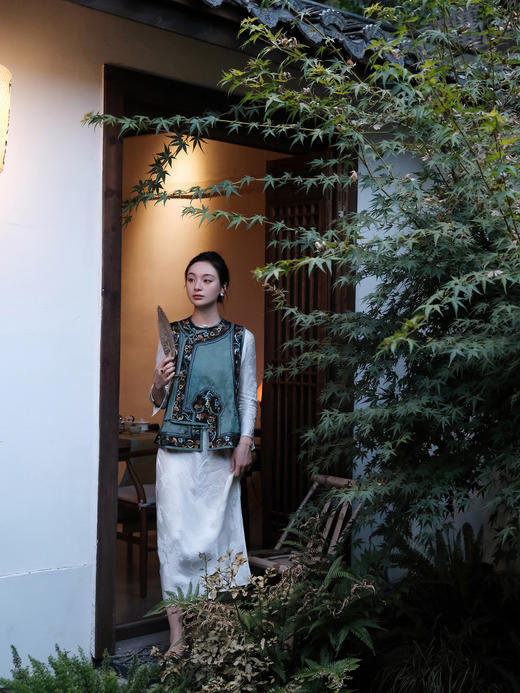 盛唐牡丹 |高货/雪灰三经绞罗香云纱底手绣琵琶襟女坎肩 [特价品] 商品图3