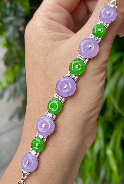 547270 翡翠高冰正阳绿+浓紫罗兰手链 大件饱满，通透水润，玉质细腻，翠色鲜艳，18k金奢华钻石镶嵌 裸石尺寸：10.7-2.4mm约，8.2-2.1mm约 超值价：47480 商品图1