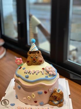 抱抱熊球形异性奶油霜蛋糕