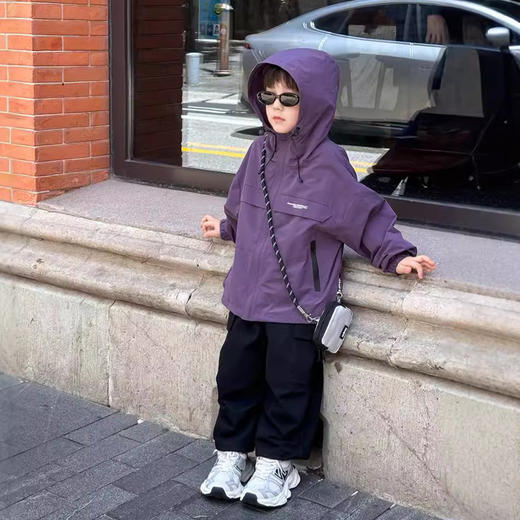 艾摩贝贝儿童户外防水防风连帽冲锋衣字母外套2024秋中小大男女童 商品图2