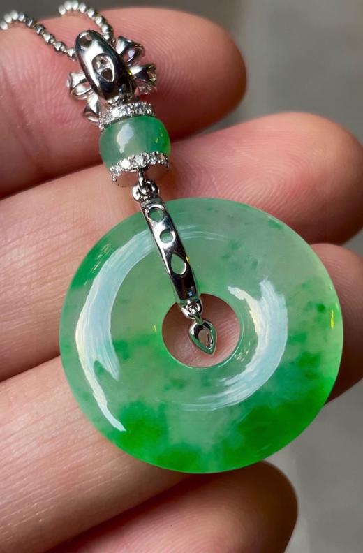 547264 翡翠高冰正阳绿平安扣吊坠 通透水润，玉质细腻，翠色鲜艳，18k金奢华钻石镶嵌 裸石尺寸：21.8-3.7mm 超值价：25580 商品图4
