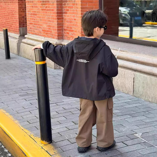 艾摩贝贝儿童户外防水防风连帽冲锋衣字母外套2024秋中小大男女童 商品图3