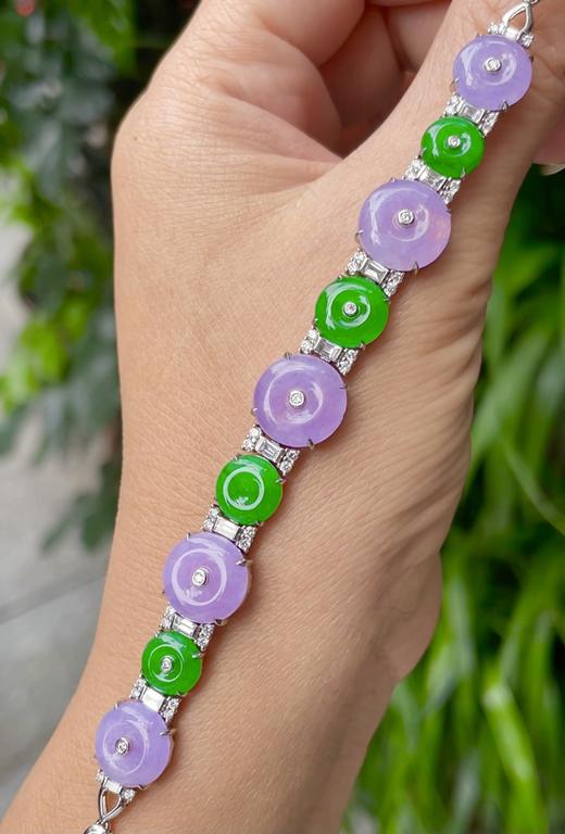 547270 翡翠高冰正阳绿+浓紫罗兰手链 大件饱满，通透水润，玉质细腻，翠色鲜艳，18k金奢华钻石镶嵌 裸石尺寸：10.7-2.4mm约，8.2-2.1mm约 超值价：47480 商品图3