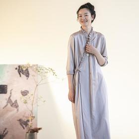 D牧衣游原创丝棉净色连衣裙女秋季新款斜襟系带复古粉色长裙 虚室