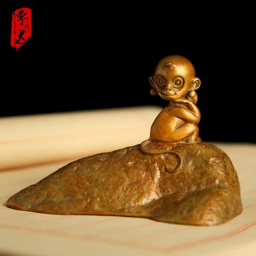 宇达青铜摆件 十二生肖猴《灵猴镇纸》创意装饰 家居工艺摆件  高6.8cm 商品图0