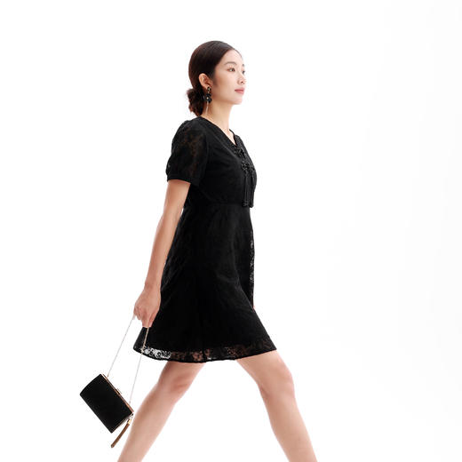 HJ2S38_漆黑色_连衣裙_春夏_复古蕾丝提花 V 领盘扣高腰显瘦通勤气质连衣裙_高级女装_BERNIEELEN 伯妮斯茵 商品图2
