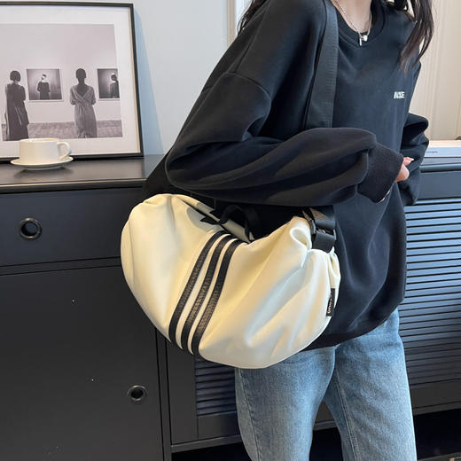 牛津布手提饺子包女 2024新款夏季休闲单肩包 大容量休闲健身斜挎包 商品图1