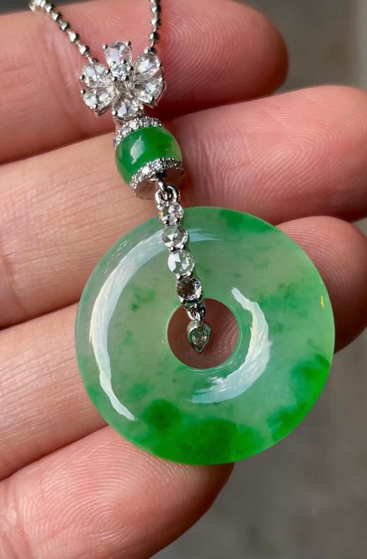 547264 翡翠高冰正阳绿平安扣吊坠 通透水润，玉质细腻，翠色鲜艳，18k金奢华钻石镶嵌 裸石尺寸：21.8-3.7mm 超值价：25580 商品图3