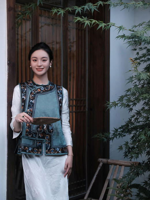 盛唐牡丹 |高货/雪灰三经绞罗香云纱底手绣琵琶襟女坎肩 [特价品] 商品图1