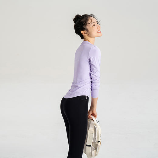 【高弹裸感抗起球】圆领修身长袖 弧形下摆显瘦打底衫 长度到小腹 商品图1