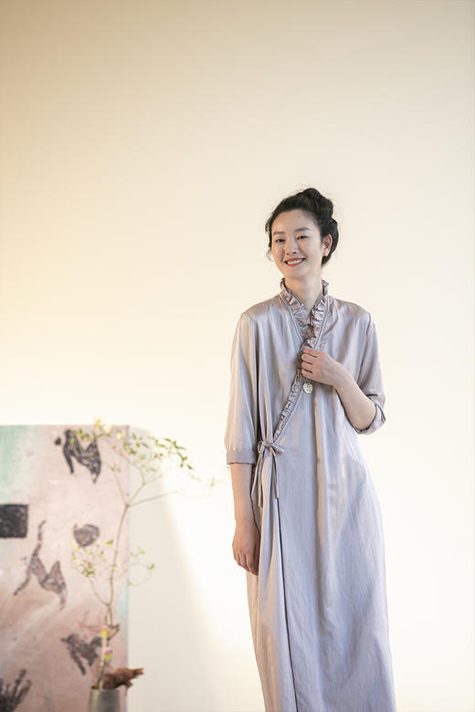 D牧衣游原创丝棉净色连衣裙女秋季新款斜襟系带复古粉色长裙 虚室 商品图5