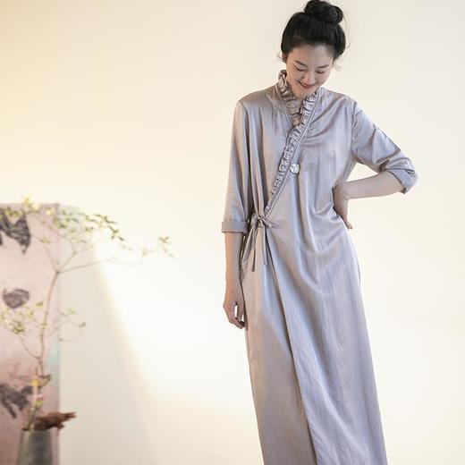 D牧衣游原创丝棉净色连衣裙女秋季新款斜襟系带复古粉色长裙 虚室 商品图1