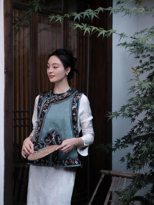 盛唐牡丹 |高货/雪灰三经绞罗香云纱底手绣琵琶襟女坎肩 [特价品] 商品图0