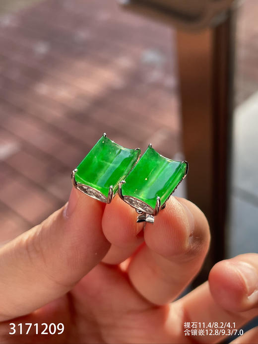 玻璃种艳绿无事牌耳钉【3171209】具体价格微信咨询 商品图1