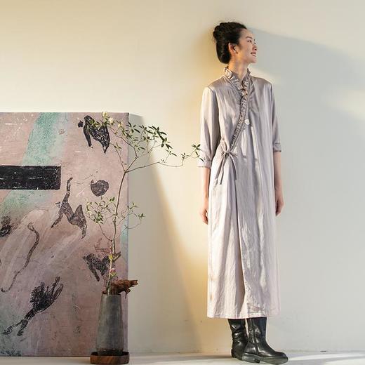 D牧衣游原创丝棉净色连衣裙女秋季新款斜襟系带复古粉色长裙 虚室 商品图2