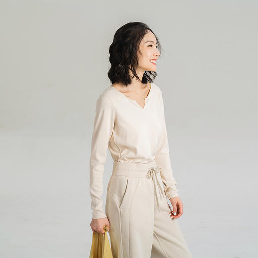 L RECNAVA [软糯螺纹棉] 小V领显瘦打底针织上衣 运动休闲长袖 商品图4