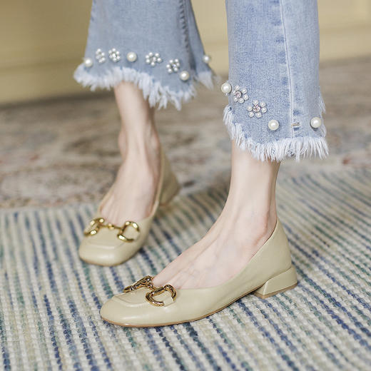 【预售5天】韩版小众低跟小皮鞋2024年新款时尚方头浅口金属扣粗跟单鞋女HCYYHD&2425 商品图2