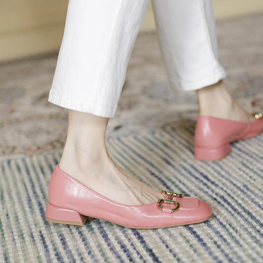 【预售5天】韩版小众低跟小皮鞋2024年新款时尚方头浅口金属扣粗跟单鞋女HCYYHD&2425 商品图4