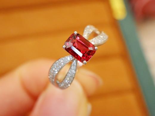 523136 缅甸无烧尖晶石戒指 石重：1.08ct，总重：2.82g，钻石：0.246ct/82颗，圈口：13号 18K白金，真金真钻石 超值价：5580 商品图2