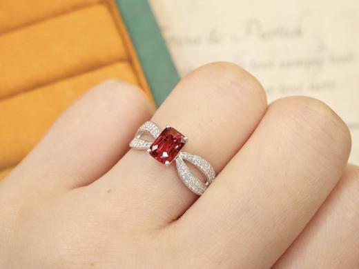 523136 缅甸无烧尖晶石戒指 石重：1.08ct，总重：2.82g，钻石：0.246ct/82颗，圈口：13号 18K白金，真金真钻石 超值价：5580 商品图4