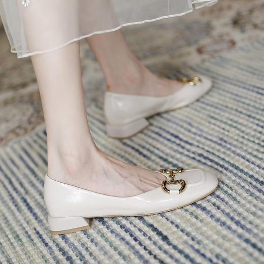 【预售5天】韩版小众低跟小皮鞋2024年新款时尚方头浅口金属扣粗跟单鞋女HCYYHD&2425 商品图1