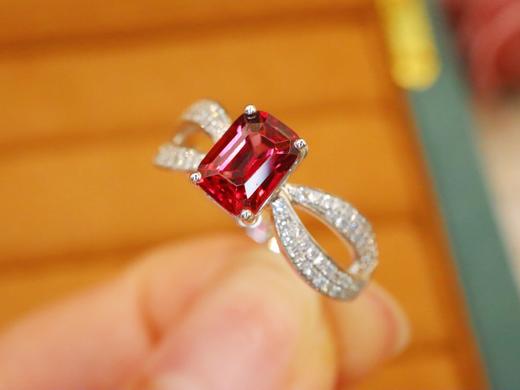 523136 缅甸无烧尖晶石戒指 石重：1.08ct，总重：2.82g，钻石：0.246ct/82颗，圈口：13号 18K白金，真金真钻石 超值价：5580 商品图1