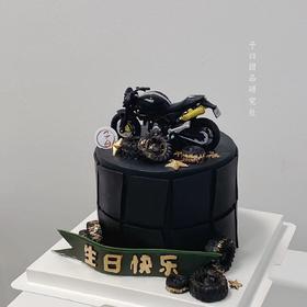 机车蛋糕（提前24小时预定/ 深色奶油略微发苦和沾唇/食用时请刮去深色部分/介意慎拍）