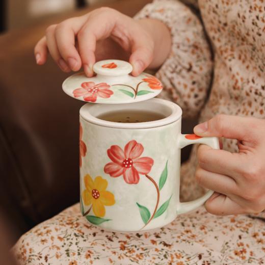 😎【珑懿轩釉下彩手绘茶隔杯礼盒装】✅羊脂玉材质，釉面光滑，🌻不容易吸附污垢。 ✅精致清爽多个花色选择，🔥百搭各种场景。 商品图3