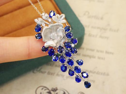 523149 皇家蓝蓝宝石胸针/吊坠 石重：7.27ct，总重：10.71g，钻石：0.12ct/12颗 18K白金，真金真钻石 超值价：24280 商品图0