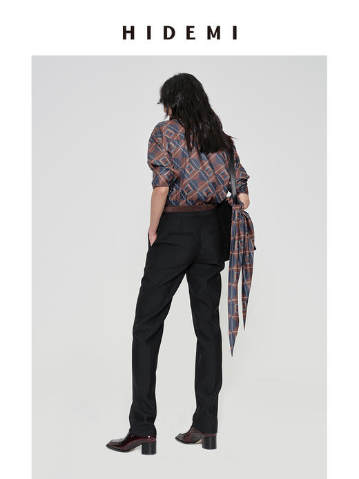 HIDEMI 经典几何印花系列极简缎面长三角形丝巾 商品图3