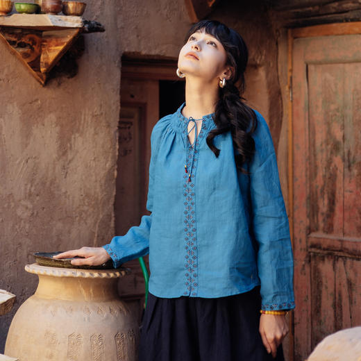 * 绽放旅行女装603朵/早秋苎麻原创绣花立领系带长袖系扣民族风衬衫 商品图0